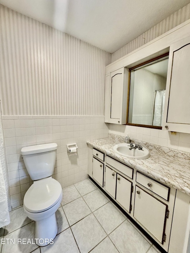 121 Ida Hertzler Ln, Knoxville, TN 37934 - full bath featuring wallpapered walls, vanity, a wainscoted wall, tile patterned floors, and tile walls