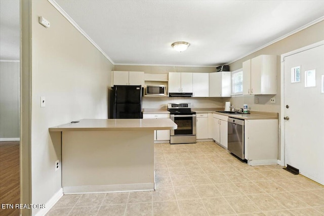 428 Wilderness Rd, Middlesboro, KY 40965 - kitchen featuring stainless steel appliances, under cabinet range hood, crown molding, light countertops, and a peninsula