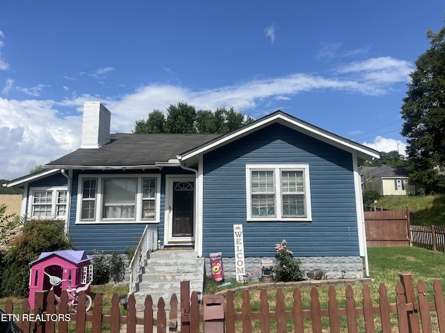 189 Bacon St, Jellico, TN 37762 - view of front of home featuring a chimney and a fenced front yard