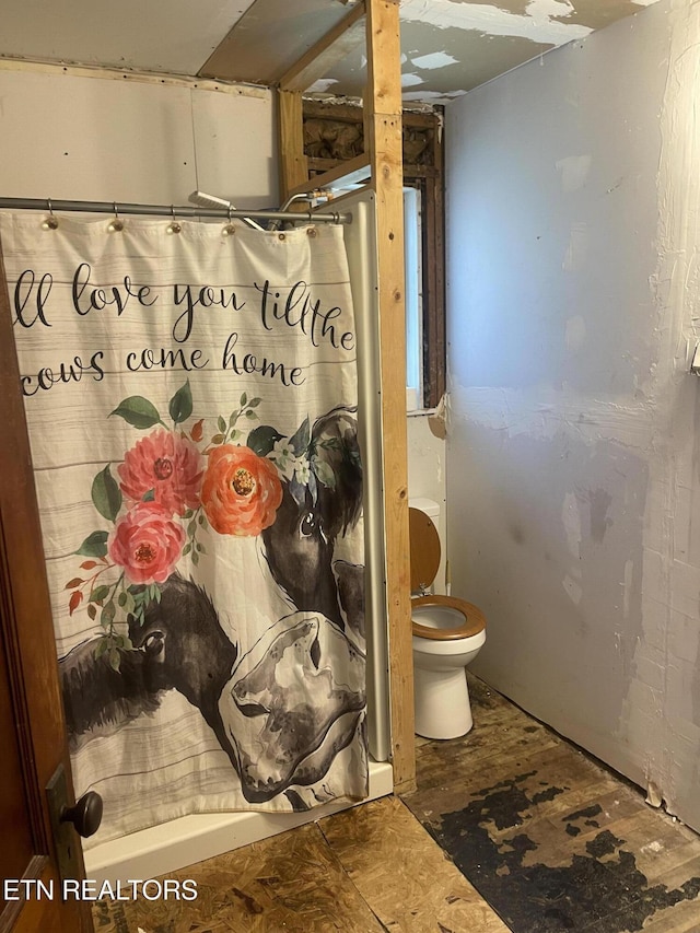 189 Bacon St, Jellico, TN 37762 - full bath featuring toilet and curtained shower