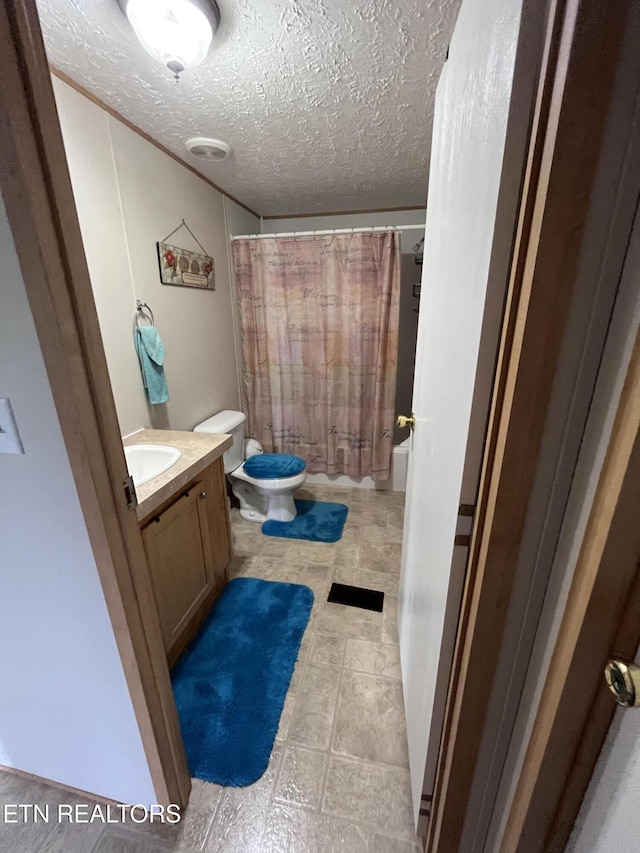 142 Lone Holly Ln, New Tazewell, TN 37825 - bathroom with vanity and a textured ceiling
