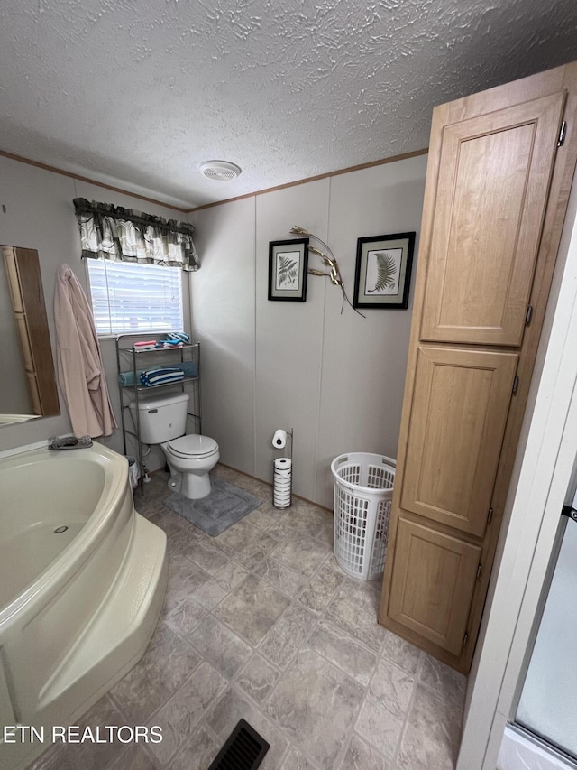 142 Lone Holly Ln, New Tazewell, TN 37825 - full bath featuring a bath and a textured ceiling
