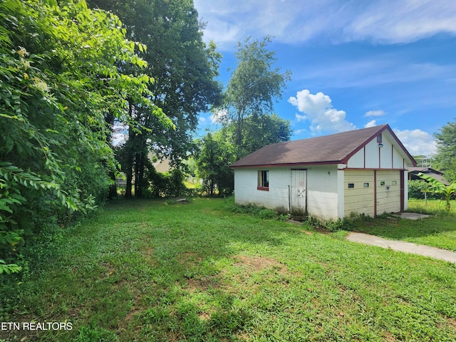 308 E Prospect St, Lafollette, TN 37766 - view of grassy yard with an outbuilding and a garage