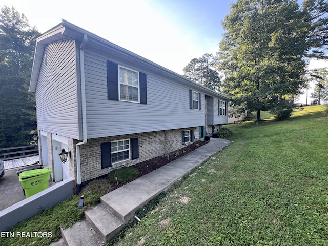 2011 Cedar Ln, Corbin, KY 40701 - view of side of property featuring a yard and a garage
