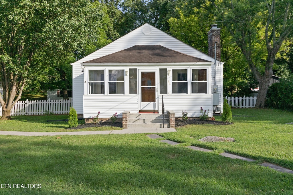 946 Poplar St, Alcoa, TN 37701 - view of front facade with a chimney