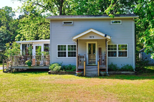 view of front of house featuring a front lawn