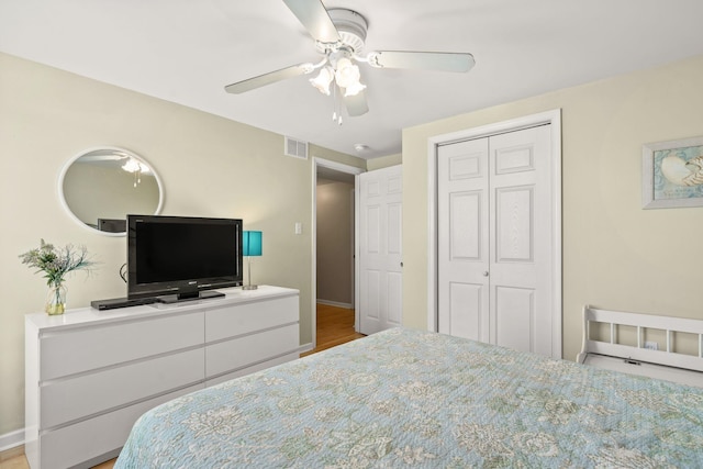 bedroom featuring a ceiling fan, a closet, visible vents, and baseboards