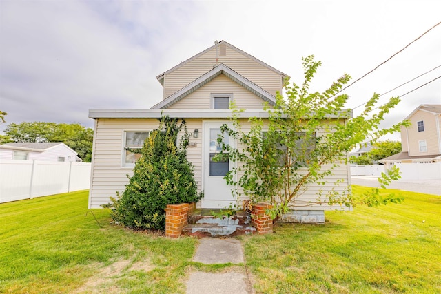 view of front of property featuring a front lawn