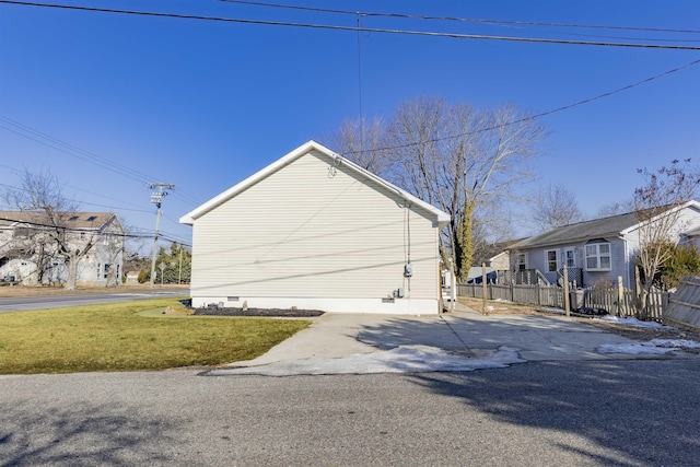 view of side of property with a lawn