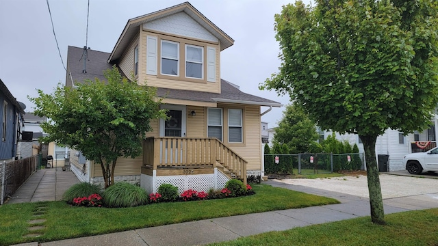 view of front of property featuring a front lawn