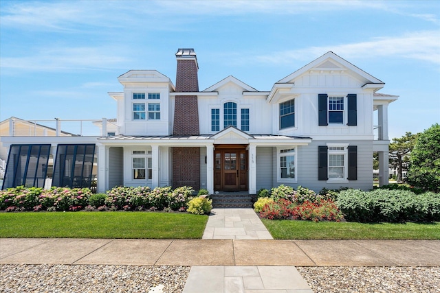 view of front facade featuring a front yard