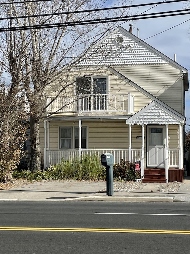 view of front of property featuring a balcony