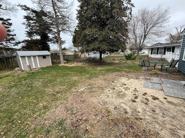 view of yard with a storage unit