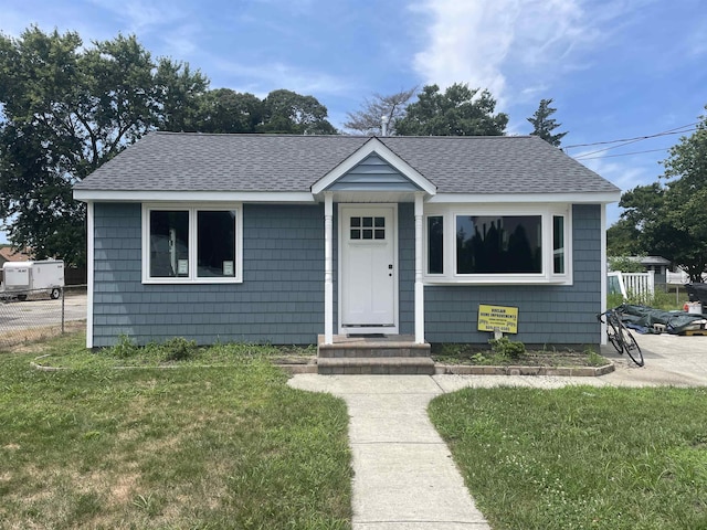 bungalow featuring a front lawn