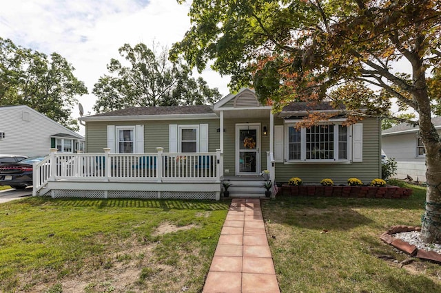 view of front of property featuring a front lawn