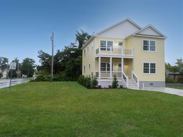 view of front of home featuring a front yard, a balcony, and a porch