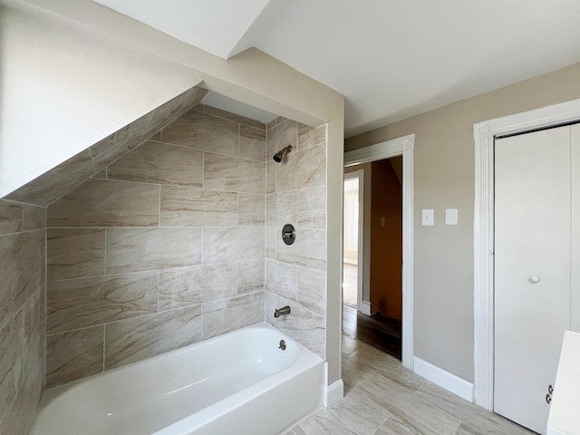 bathroom featuring tiled shower / bath combo