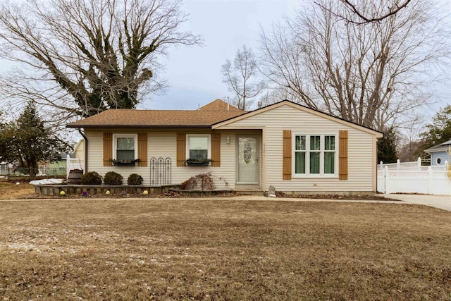 ranch-style house featuring a front yard