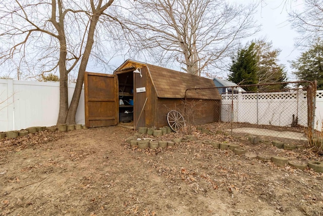 view of yard with an outdoor structure