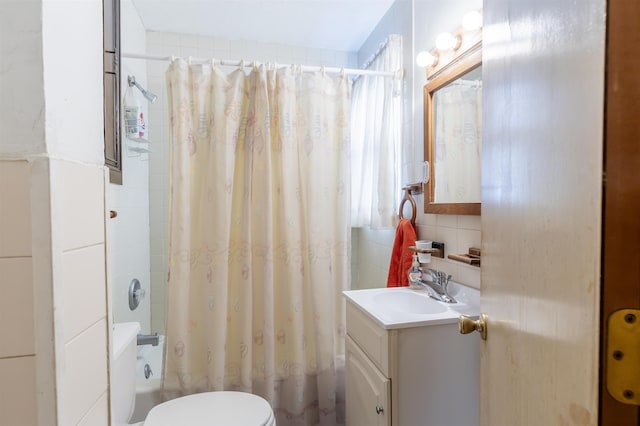 full bathroom featuring toilet, vanity, decorative backsplash, and shower / tub combo