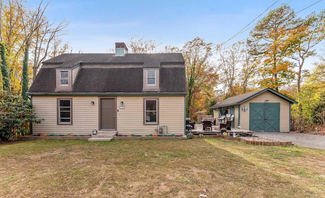 view of front of property featuring a storage shed, a wooden deck, and a front yard