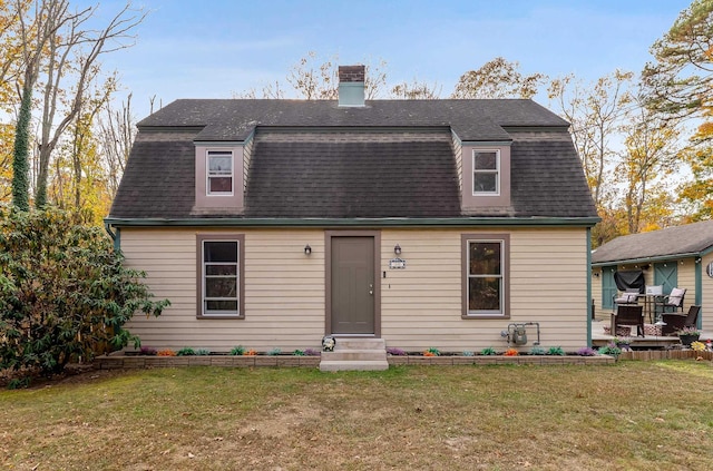 view of front facade featuring a front lawn