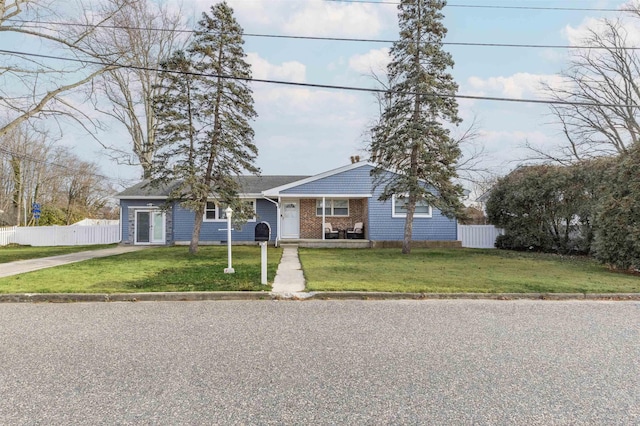 view of front of property featuring a front lawn