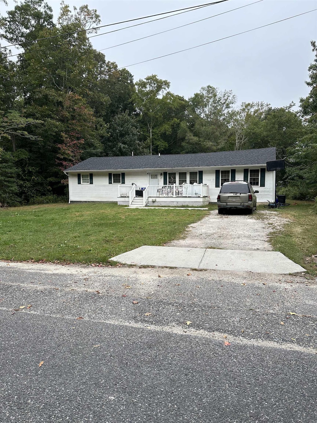 view of front of property featuring a front yard