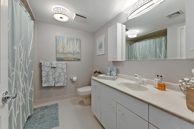 full bathroom with baseboards, visible vents, toilet, curtained shower, and vanity