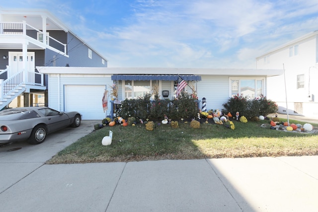 view of front of home featuring a front lawn and a garage