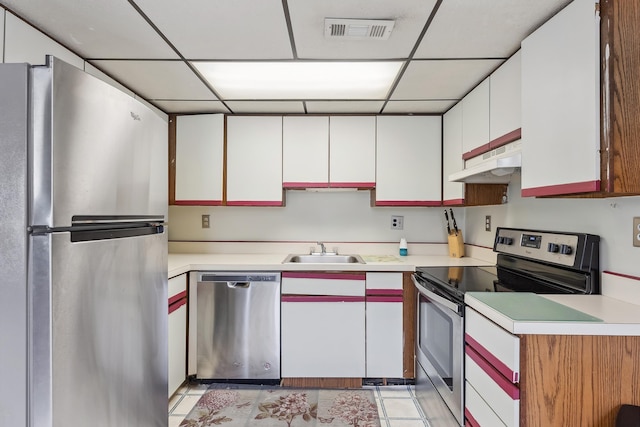 kitchen with visible vents, under cabinet range hood, appliances with stainless steel finishes, white cabinetry, and a sink