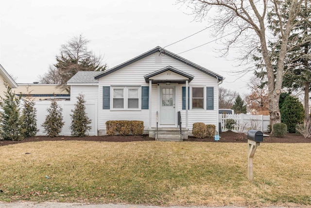 view of front facade featuring a front yard