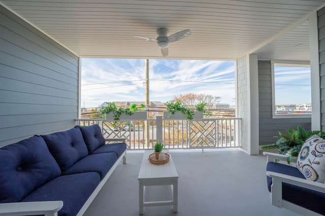 sunroom with ceiling fan