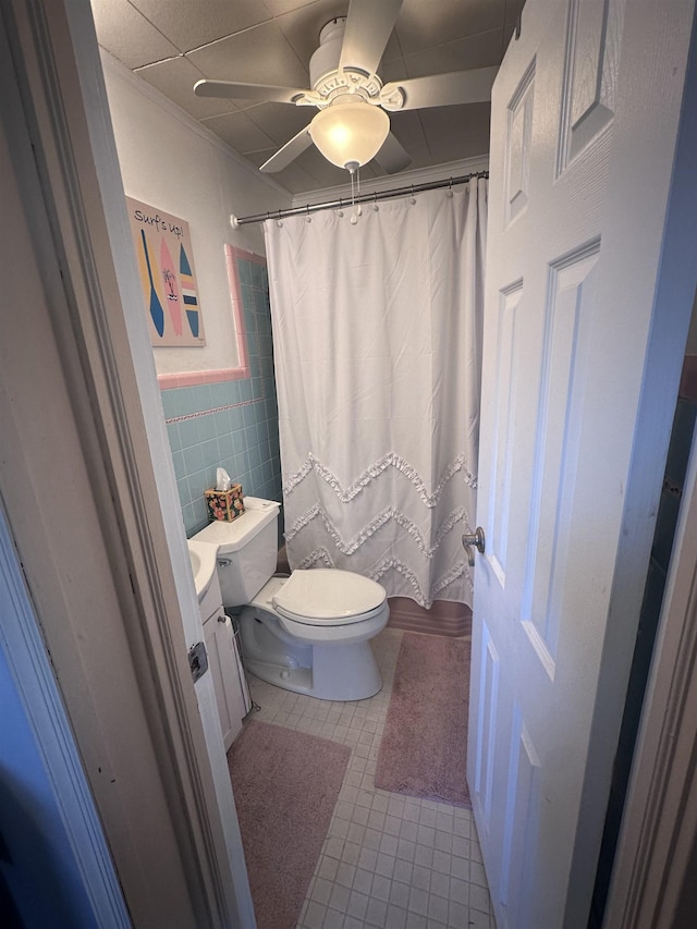 435 W Pine Ave, Wildwood, NJ 08260 - full bath with tile patterned floors, ceiling fan, toilet, vanity, and curtained shower