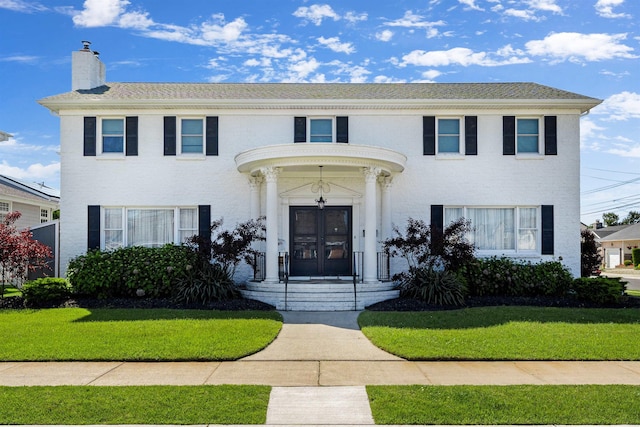 view of front of property featuring a front lawn