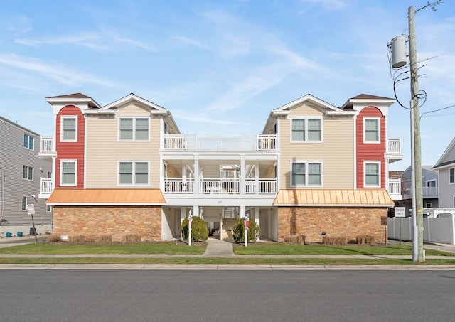 view of front of property featuring a balcony