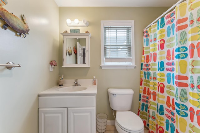 full bath featuring a shower with curtain, baseboards, vanity, and toilet