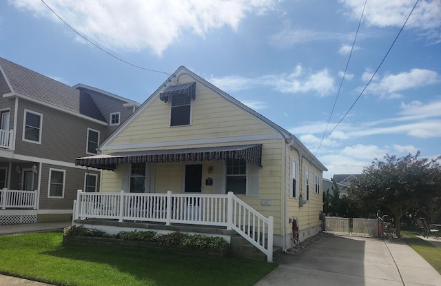 view of front of home featuring a front lawn and covered porch