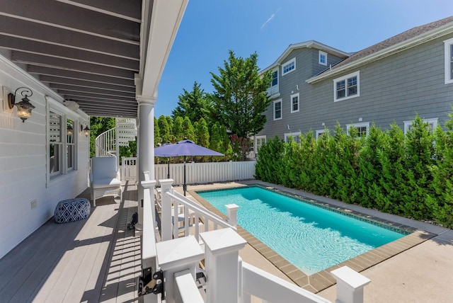 view of swimming pool