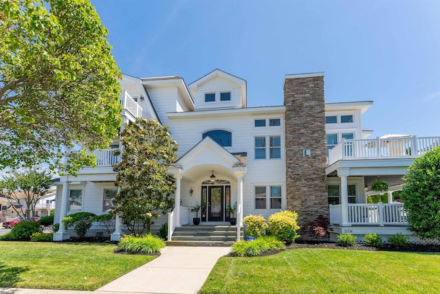 view of front of house featuring a front lawn