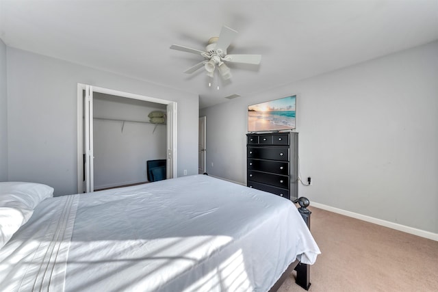 bedroom featuring ceiling fan, carpet floors, visible vents, baseboards, and a closet