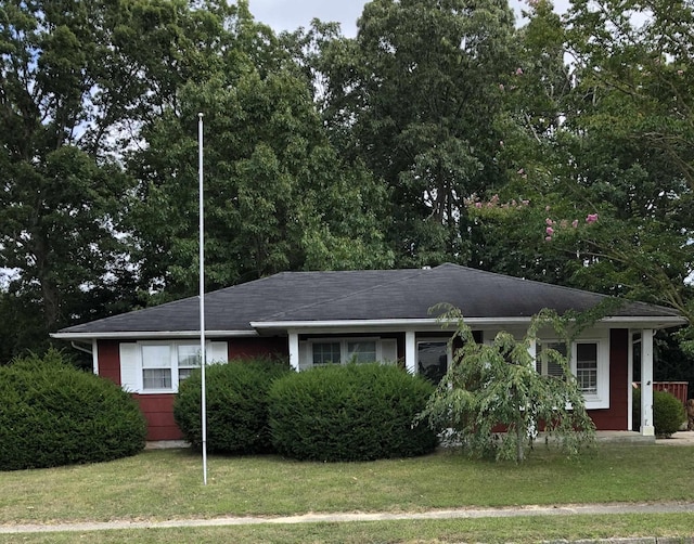 single story home featuring a front lawn