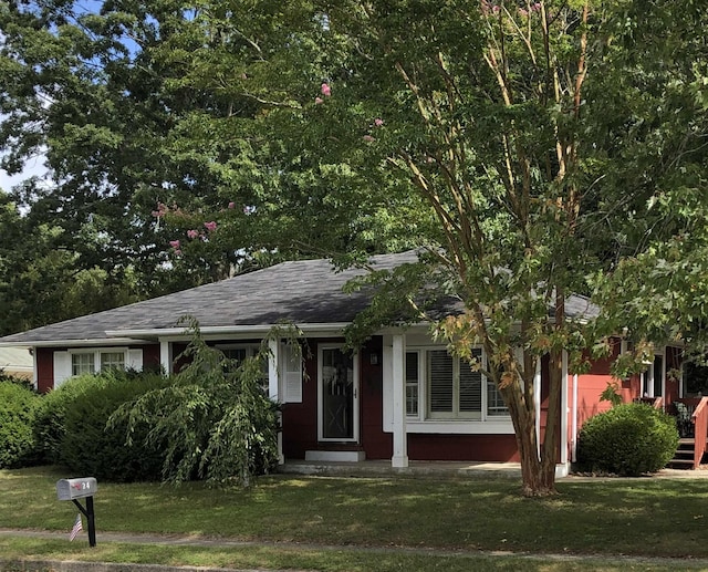 view of front of property featuring a front yard