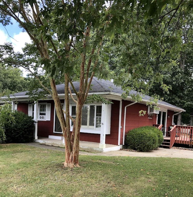 view of front of house featuring a deck and a front lawn