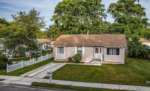 view of front of property featuring a front lawn