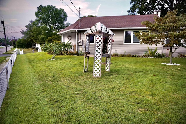 view of front of home featuring a front lawn