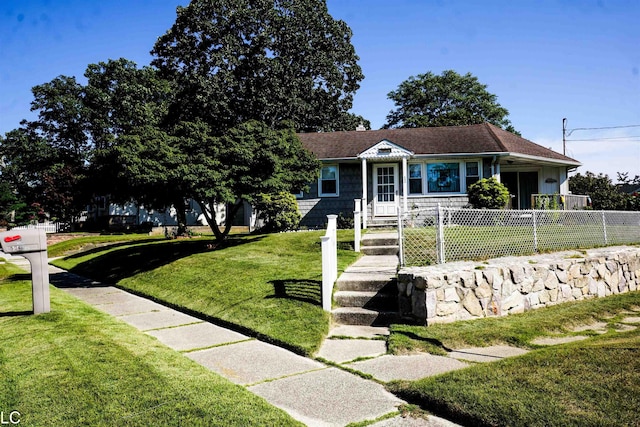 view of front of house featuring a front lawn