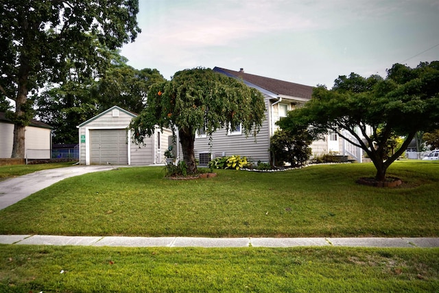 view of front of property featuring a front lawn