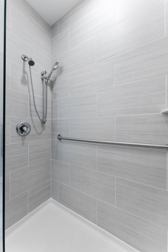 bathroom featuring tiled shower