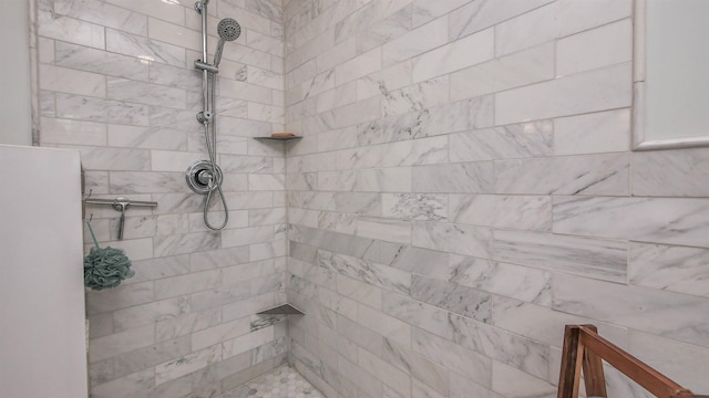 bathroom featuring tiled shower